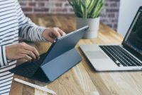 Tablet vs Laptop, Mana yang Lebih Baik? : e-Kompas.ID techno - e-Kompas.ID Perbedaan Antara Tablet Dan Laptop Untuk Pekerjaan