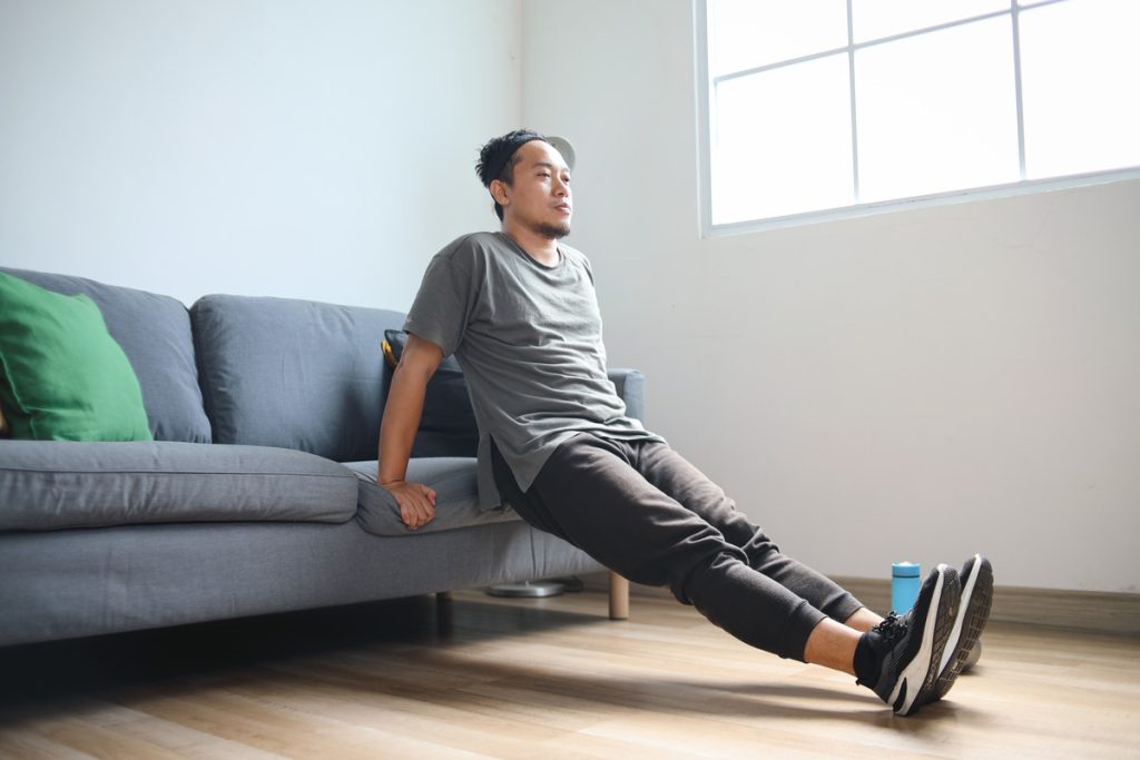 Bagaimana Cara Melakukan Olahraga Ringan Di Rumah